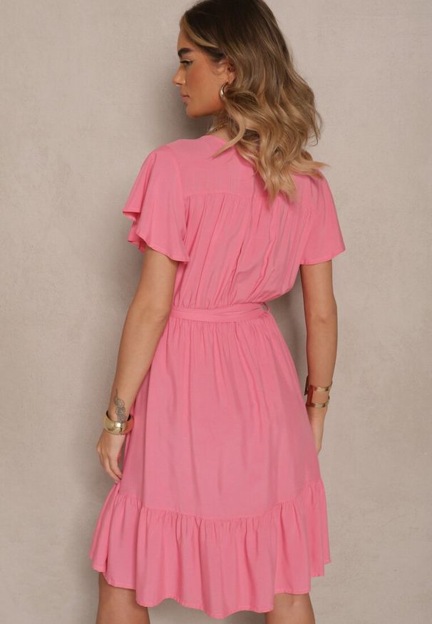 Renee - Różowa Kopertowa Sukienka z Wiskozy Ozdobiona Paskiem Lanestea. Okazja: na co dzień. Kolor: różowy. Materiał: wiskoza. Długość rękawa: krótki rękaw. Wzór: aplikacja. Typ sukienki: kopertowe. Styl: casual