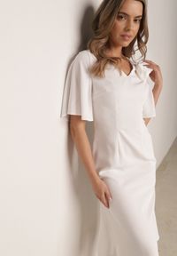 Born2be - Biała Koktajlowa Sukienka VICES ze Zwiewnymi Rękawami i Kwiatową Aplikacją 3D Talilia. Okazja: na wesele, na ślub cywilny, na imprezę. Kolor: biały. Wzór: aplikacja, kwiaty. Styl: wizytowy #2