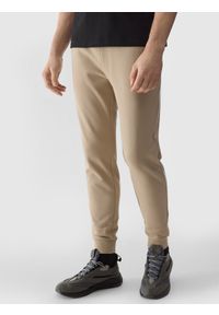 4f - Spodnie dresowe joggery męskie - beżowe. Kolor: beżowy. Materiał: dresówka. Wzór: gładki, jednolity, ze splotem