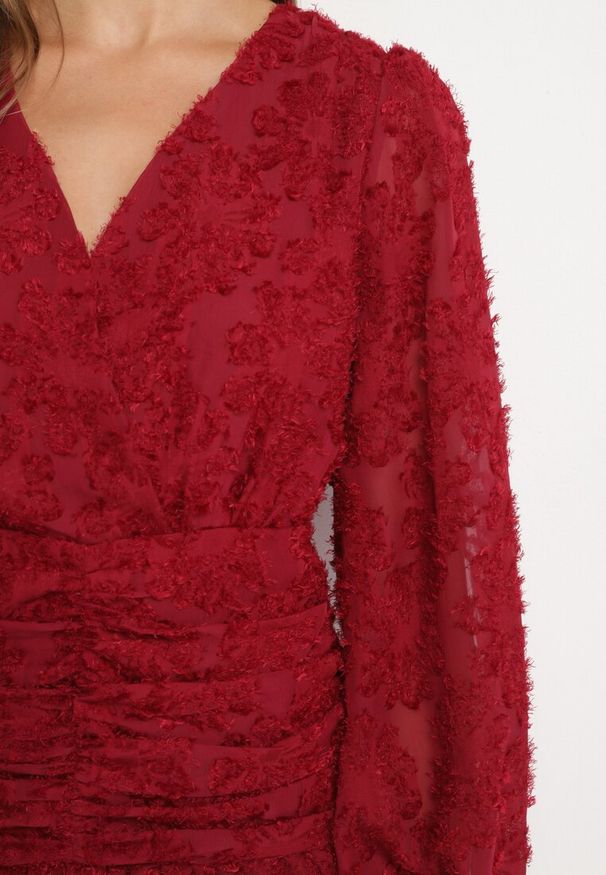 Born2be - Bordowa Koronkowa Sukienka z Kopertowym Dekoltem i Marszczeniami Labisse. Kolor: czerwony. Materiał: koronka. Typ sukienki: kopertowe. Styl: klasyczny