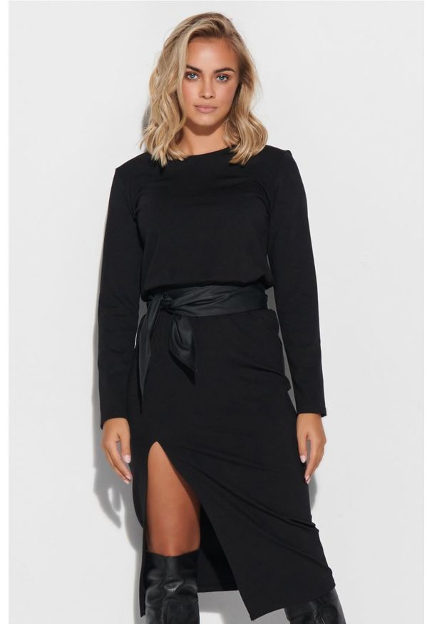 Makadamia - Dopasowana Sukienka z Wiązanym Paskiem - Czarna. Kolor: czarny. Materiał: nylon, poliester