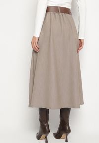 Born2be - Beżowa Rozkloszowana Spódnica z Wiskozą Zdobiona Paskiem z Klamrą Tinevia. Okazja: na co dzień, do pracy. Kolor: beżowy. Materiał: wiskoza. Wzór: aplikacja. Styl: casual, elegancki, klasyczny #5