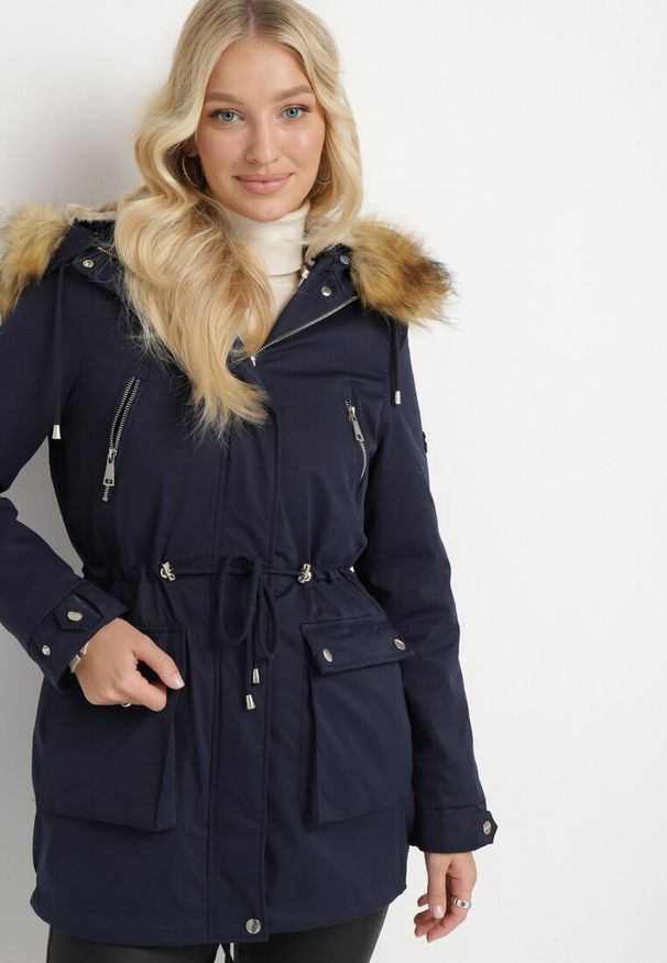 Born2be - Granatowa Kurtka Parka z Kapturem i Futerkiem Nemilia. Typ kołnierza: kaptur. Kolor: niebieski. Materiał: futro. Styl: klasyczny