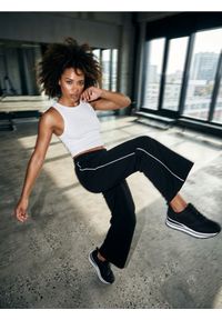 Sinsay - Crop top bez rękawów - biały. Kolor: biały. Długość rękawa: bez rękawów #1