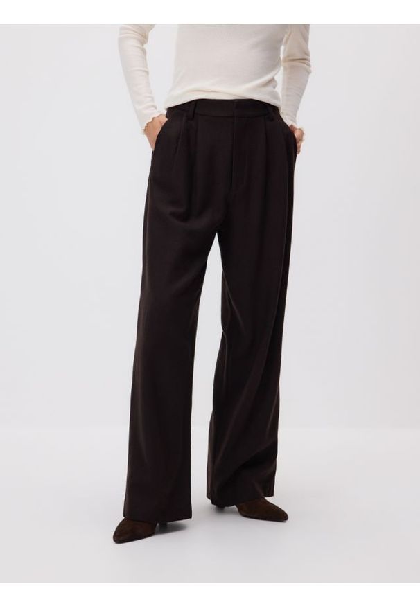 Reserved - Spodnie z wełną - ciemnobrązowy. Kolor: brązowy. Materiał: wełna