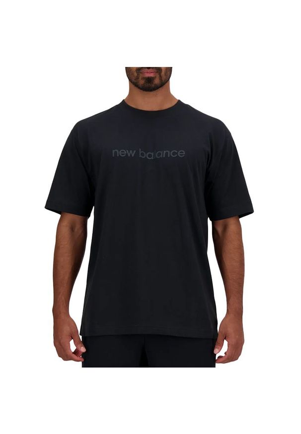 Koszulka New Balance MT41559BK - czarna. Kolor: czarny. Materiał: bawełna. Długość rękawa: krótki rękaw. Długość: krótkie. Wzór: napisy