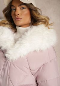 Renee - Różowa Kurtka Pikowana z Kapturem i Odpinanymi Futerkowymi Wstawkami Izafera. Okazja: na co dzień. Typ kołnierza: kaptur. Kolor: różowy. Materiał: jeans. Styl: casual, elegancki #6