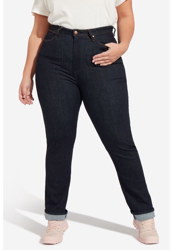 Wrangler - SPODNIE DAMSKIE WRANGLER STRAIGHT PLUS RINSEWASH W24TWX023. Kolekcja: plus size. Kolor: czarny