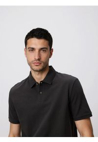 Reserved - Koszulka polo regular ze strukturalnej dzianiny - ciemnoszary. Typ kołnierza: polo. Kolor: szary. Materiał: dzianina