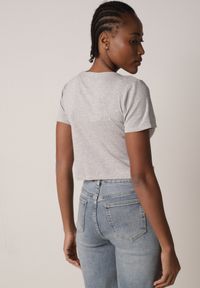 Born2be - Szary Prążkowany Top Bawełniany z Guzikami przy Dekolcie Nedera. Okazja: na co dzień. Kolor: szary. Materiał: prążkowany, bawełna. Styl: casual, klasyczny #2