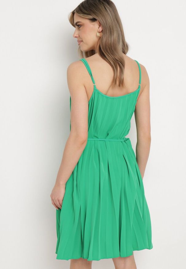 Born2be - Zielona Sukienka z Regulowanymi Ramiączkami z Materiałowym Paskiem Liata. Okazja: na spacer, na imprezę. Typ kołnierza: dekolt w kształcie V. Kolor: zielony. Materiał: materiał. Długość rękawa: na ramiączkach. Sezon: lato