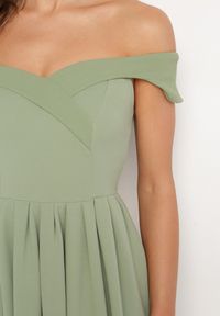 Born2be - Jasnozielona Koktajlowa Rozkloszowana Sukienka z Hiszpańskim Dekoltem i Rozcięciem na Nogę Gralia. Okazja: na studniówkę, na ślub cywilny, na wesele. Kolor: zielony. Typ sukienki: rozkloszowane. Styl: wizytowy #6