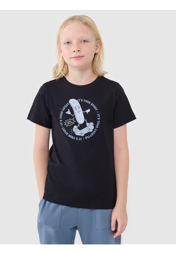 4f - 4F T-shirt regular z nadrukiem chłopięcy - czarny 152 (11-12 lat). Okazja: na co dzień. Kolor: czarny. Materiał: jersey, bawełna, dzianina. Długość rękawa: krótki rękaw. Długość: krótkie. Wzór: nadruk. Sezon: lato. Styl: sportowy, klasyczny, casual