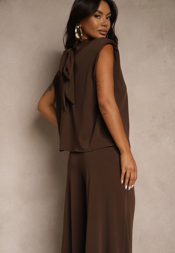 Renee - Brązowy Komplet Spodnie o Szerokim Kroju i Bluzka Ozdobiona Wiązaniem Halomia. Kolor: brązowy. Wzór: aplikacja
