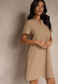 Renee - Ciemnobeżowa Trapezowa Sukienka Mini z Krótkim Rękawem i Kieszeniami Vrea. Kolor: beżowy. Długość rękawa: krótki rękaw. Typ sukienki: trapezowe. Styl: elegancki. Długość: mini