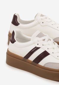 Renee - Biało-Bordowe Sneakersy na Kauczukowej Podeszwie Ozdobione Paskami Nilimea. Okazja: na co dzień. Zapięcie: pasek. Kolor: biały. Materiał: kauczuk. Wzór: aplikacja