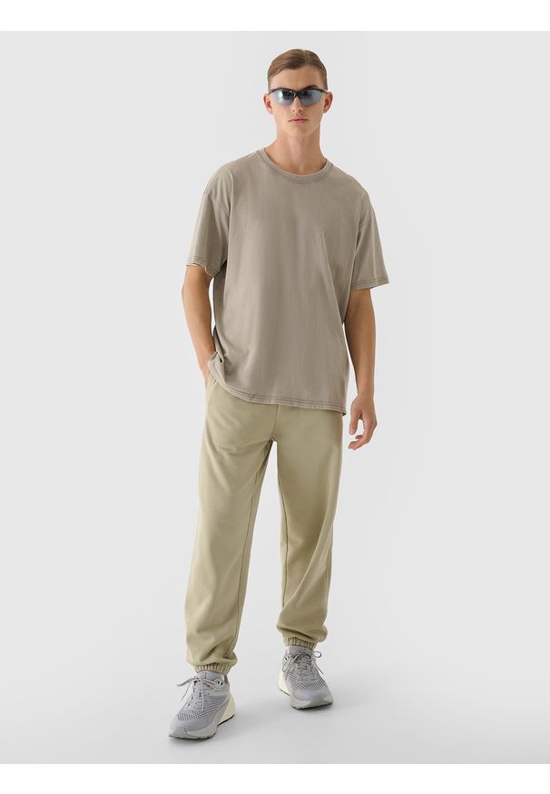 4f - 4F Spodnie dresowe oversize męskie - oliwkowe/khaki XL. Kolor: oliwkowy, brązowy, wielokolorowy. Materiał: dresówka. Wzór: gładki, ze splotem