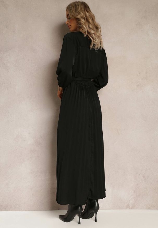 Renee - Czarna Kopertowa Sukienka z Gumką i Paskiem w Talii Zdobiona Plisowaniem Kaylina. Kolekcja: plus size. Kolor: czarny. Wzór: aplikacja. Typ sukienki: kopertowe