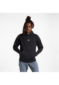 Bluza męska New Balance MT44583BK – czarna. Typ kołnierza: kaptur. Kolor: czarny. Materiał: dresówka, bawełna, poliester. Wzór: aplikacja
