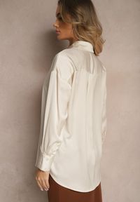 Renee - Jasnobeżowa Koszula z Satyny Ozdobiona Eleganckimi Guzikami Terzedis. Kolor: beżowy. Materiał: satyna. Wzór: aplikacja. Styl: elegancki #5