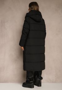Renee - Czarna Kurtka z Kapturem o Długim Kroju Ozdobiona Pikowaniem Acaltee. Okazja: na co dzień. Typ kołnierza: kaptur. Kolekcja: plus size. Kolor: czarny. Długość: długie. Wzór: aplikacja. Sezon: zima. Styl: casual, elegancki