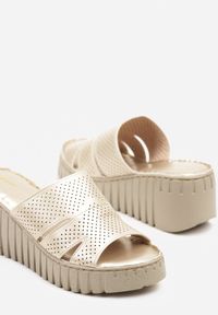 Born2be - Złote Klapki Vices na Koturnie z Perforacją Sarvelina. Okazja: na co dzień. Kolor: złoty. Materiał: materiał. Obcas: na koturnie. Styl: elegancki, casual