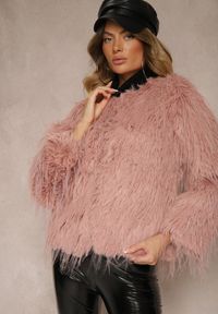 Renee - Różowa Futerkowa Kurtka o Prostym Kroju z Zapięciem na Haftki Sialithiel. Okazja: na imprezę, na co dzień. Kolor: różowy. Styl: elegancki, casual, klasyczny