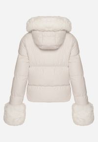 Born2be - Biała Pikowana Kurtka z Kapturem Zdobiona Futerkiem Olenesa. Okazja: na co dzień. Typ kołnierza: kaptur. Kolor: biały. Materiał: futro. Wzór: aplikacja. Styl: casual #7