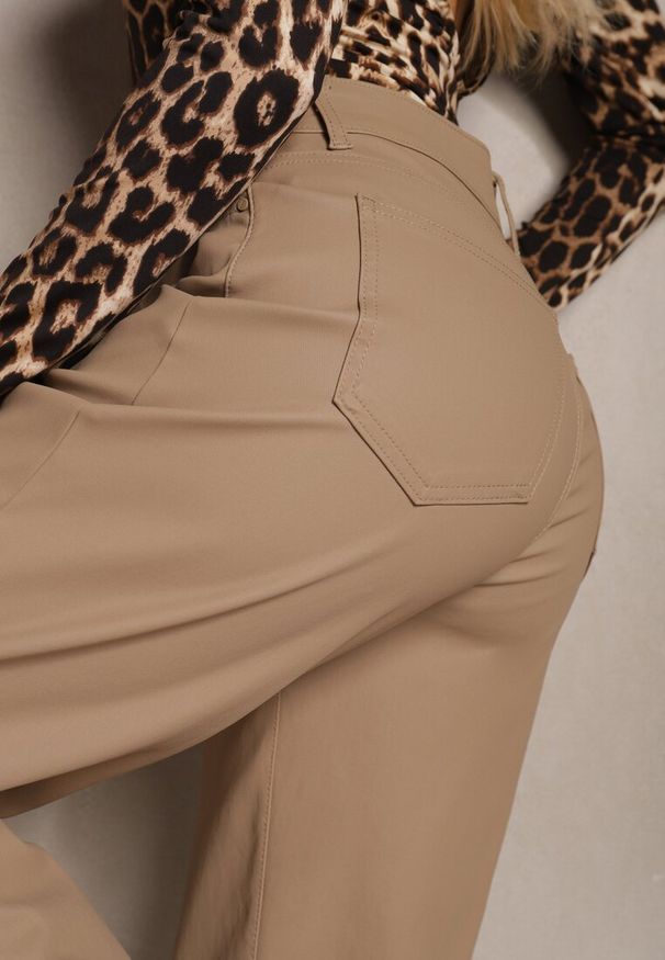 Renee - Beżowe Spodnie Woskowane o Szerokim Kroju High Waist Sezila. Okazja: na co dzień. Stan: podwyższony. Kolor: beżowy. Styl: casual