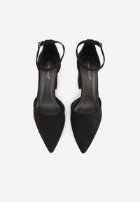 Renee - Czarne Czółenka z Imitacji Zamszu na Słupkowym Obcasie ze Szpiczastym Noskiem Hadina. Okazja: na randkę. Nosek buta: szpiczasty. Zapięcie: pasek. Kolor: czarny. Materiał: zamsz. Obcas: na obcasie. Wysokość obcasa: średni #9