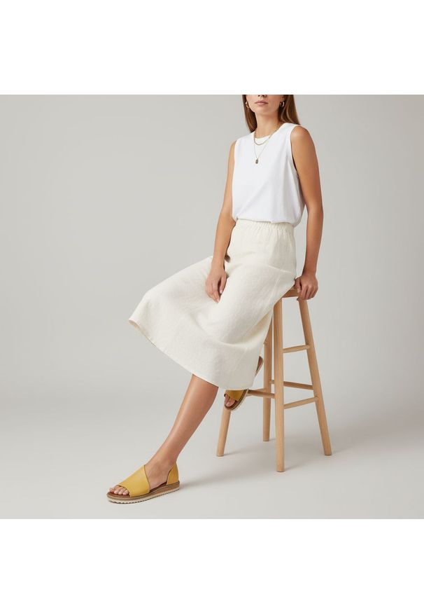 Sandały damskie Artiker, naturalna skóra licowa w żółtym kolorze z szerokimi paskami obejmującymi stopę oraz płaską podeszwą z dekoracyjnym obszyciem. Okazja: na spacer, na co dzień. Nosek buta: otwarty. Zapięcie: pasek. Kolor: żółty. Materiał: skóra. Sezon: lato. Obcas: na płaskiej podeszwie. Styl: casual, elegancki