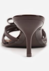 Born2be - Brązowe Klapki VICES na Kaczuszce Zdobione Aplikacją z Kokardą Thalyne. Okazja: na co dzień, na randkę, na ślub cywilny, na wesele. Kolor: brązowy. Wzór: aplikacja. Sezon: lato. Obcas: na szpilce. Styl: casual, elegancki #6