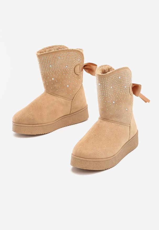 Renee - Beżowe Śniegowce Susitna. Nosek buta: okrągły. Zapięcie: bez zapięcia. Kolor: beżowy. Szerokość cholewki: normalna. Wzór: aplikacja. Wysokość cholewki: przed kolano. Materiał: futro, materiał, satyna. Sezon: zima. Styl: glamour
