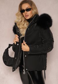 Renee - Czarna Kurtka z Ozdobnym Pikowaniem z Kapturem i Futerkiem Santima. Typ kołnierza: kaptur. Kolor: czarny. Materiał: futro. Sezon: jesień #5