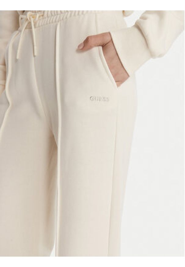 Guess Spodnie dresowe V6RB17 K9V31 Écru Regular Fit. Kolor: kremowy. Materiał: bawełna