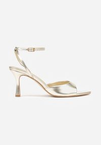 Born2be - Złote Lakierowane Sandały na Szpilce z Paseczkiem wokół Kostki Reafera. Okazja: na wesele, na ślub cywilny, na imprezę. Zapięcie: sprzączka. Kolor: złoty. Materiał: lakier. Obcas: na szpilce. Wysokość obcasa: średni #2