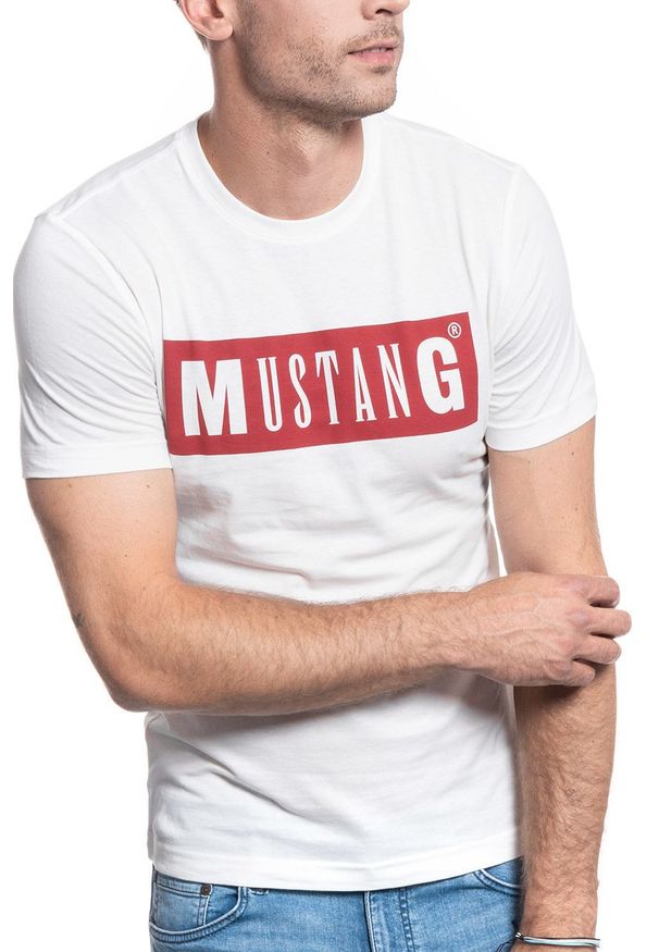 Mustang - MUSTANG TSHIRT Alex C LOGO Tee CLOUD DANCER 1009738 2020. Okazja: na co dzień, na imprezę. Materiał: bawełna, jeans, materiał, tkanina. Długość rękawa: krótki rękaw. Długość: krótkie. Wzór: nadruk. Styl: klasyczny, casual