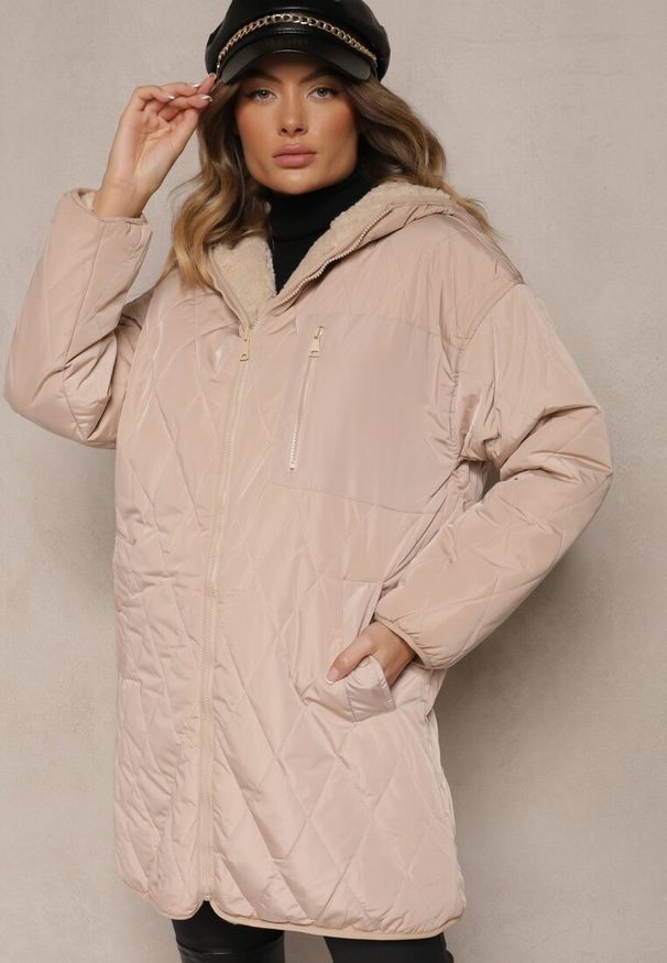 Renee - Beżowa Pikowana Kurtka Dwustronna z Futrem i Kapturem Emalira. Okazja: na co dzień. Typ kołnierza: kaptur. Kolor: beżowy. Materiał: futro. Styl: elegancki, casual