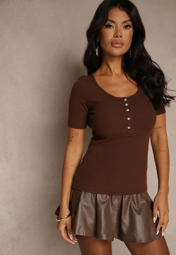 Renee - Brązowy Bawełniany T-shirt Prążkowany z Guzikami Florvivi. Okazja: na co dzień. Kolor: brązowy. Materiał: prążkowany, bawełna. Styl: casual, sportowy