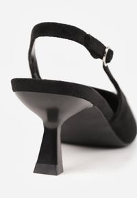 Born2be - Czarne Czółenka z Imitacji Zamszu na Kaczuszce z Odkrytą Piętą Raeneh. Nosek buta: szpiczasty. Zapięcie: sprzączka. Kolor: czarny. Materiał: zamsz. Sezon: lato. Obcas: na szpilce. Styl: klasyczny. Wysokość obcasa: średni #7