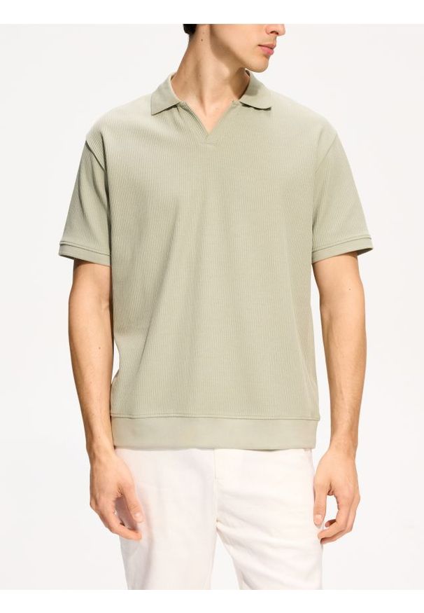 Reserved - Bawełniane polo comfort fit - jasnozielony. Typ kołnierza: polo. Kolor: zielony. Materiał: bawełna