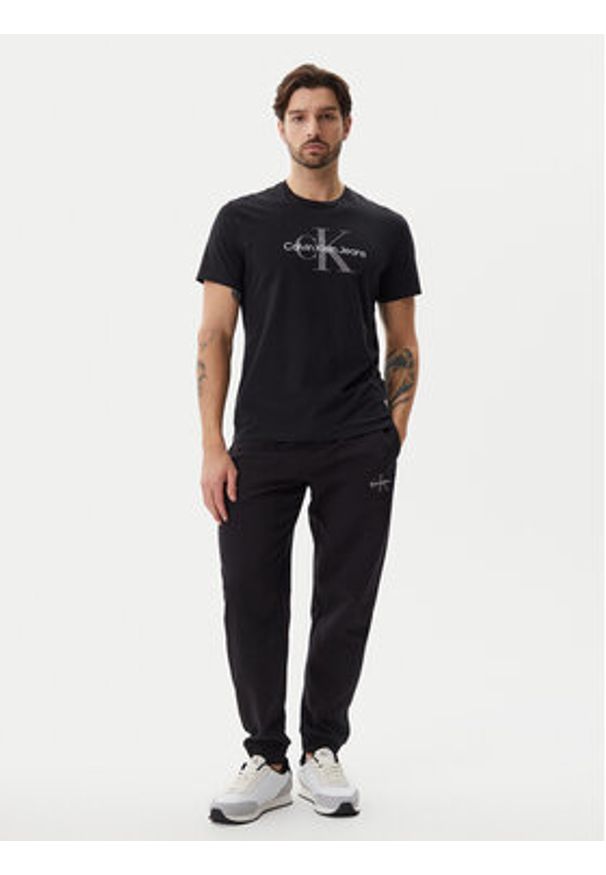 Calvin Klein Jeans T-Shirt LV040EM286 Czarny Regular Fit. Kolor: czarny. Materiał: bawełna