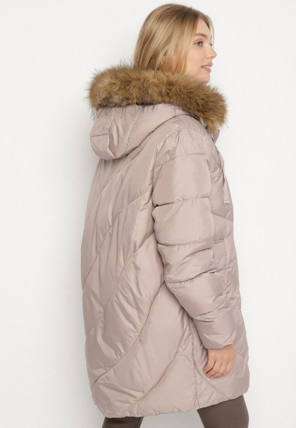 Born2be - Ciemnobeżowa Kurtka z Asymetrycznym Pikowaniem i Kapturem z Futerkiem Ruvita. Okazja: na co dzień. Typ kołnierza: golf. Kolekcja: plus size. Kolor: beżowy. Materiał: futro. Styl: casual