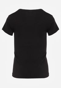 Born2be - Czarny T-shirt Gathanthei. Okazja: do domu, na co dzień. Kolor: czarny. Materiał: jeans, bawełna, dresówka, dzianina. Długość rękawa: krótki rękaw. Długość: krótkie. Wzór: gładki. Styl: sportowy, klasyczny, casual #2