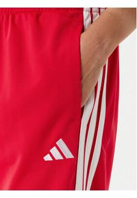 Adidas - adidas Dres Essentials 3-Stripes JD2684 Czerwony Regular Fit. Kolor: czerwony. Materiał: syntetyk
