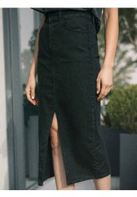 Sinsay - Jeansowa spódnica midi z rozcięciem - czarny. Kolor: czarny. Materiał: jeans