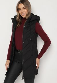 Born2be - Czarna Taliowana Kamizelka z Pikowanymi Przeszyciami i Kapturem Tuloria. Okazja: na spacer. Kolor: czarny. Materiał: jeans #1