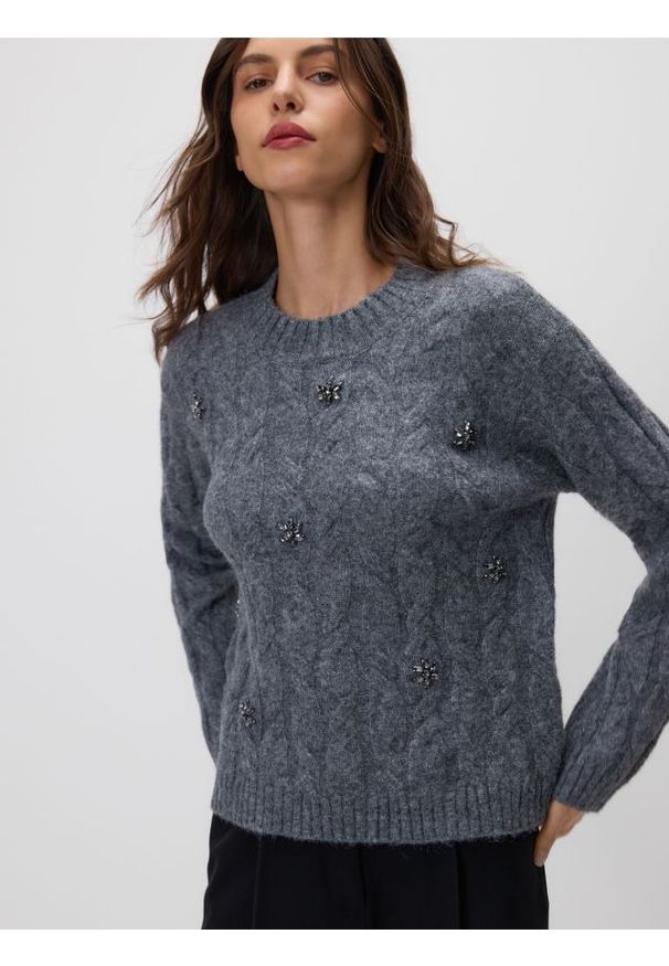 Reserved - Sweter z błyszczącą aplikacją - szary. Kolor: szary. Materiał: dzianina. Wzór: aplikacja