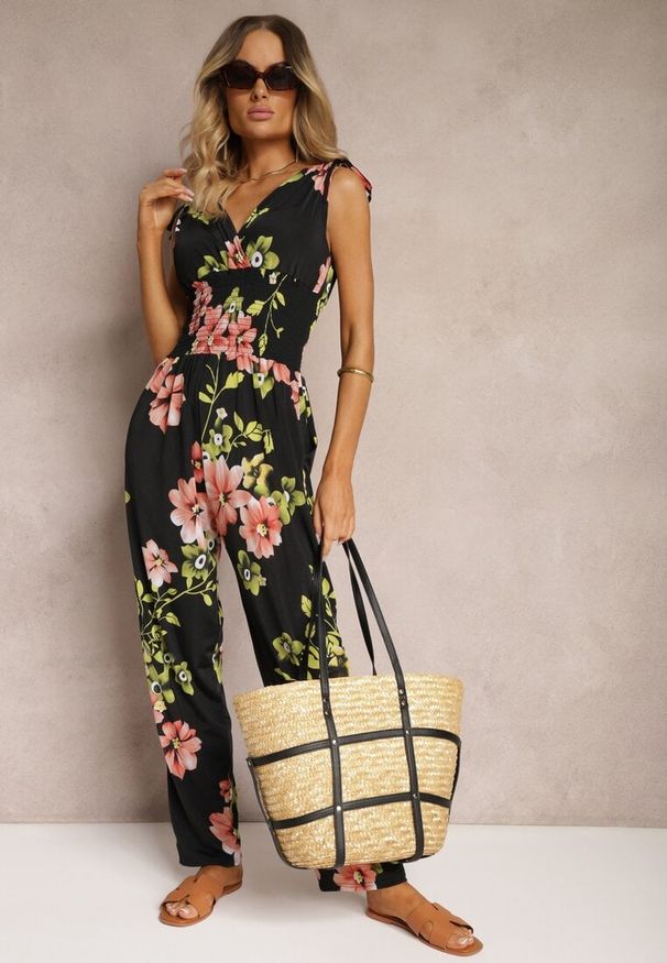 Renee - Czarno-Różowy Kombinezon z Ściągaczami na Ramionach w Kwiatowy Wzór Almora. Okazja: na imprezę, na co dzień. Kolor: czarny. Wzór: kwiaty. Sezon: lato. Styl: elegancki, casual, klasyczny