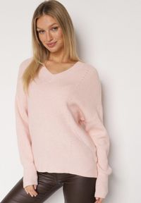 Born2be - Jasnoróżowy Sweter z Domieszką Kaszmiru z Dekoltem w Serek Feralaine. Okazja: na co dzień, na spotkanie biznesowe. Typ kołnierza: dekolt w serek. Kolor: różowy. Materiał: kaszmir. Styl: biznesowy, klasyczny, casual, elegancki #6